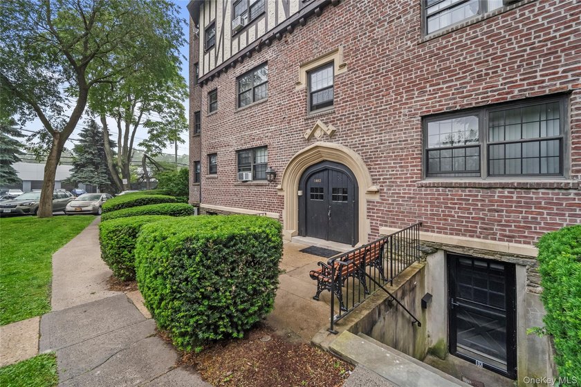 Larchmont Living at Your Fingertips! Step into this charming - photo 2