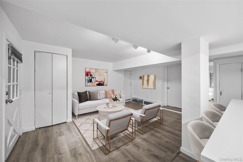 Larchmont Living at Your Fingertips! Step into this charming - photo 3