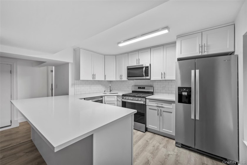 Larchmont Living at Your Fingertips! Step into this charming - photo 5