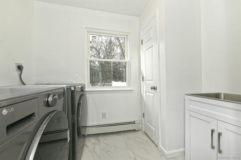 Welcome to 34 Warner Road, Huntington NY. This totally renovated - photo 20