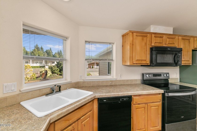 One word: Stonebridge! The highly desired Depoe Bay manufactured - photo 12