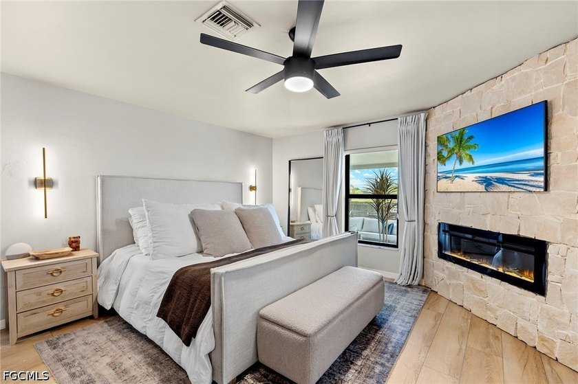 No Flood Zone!!!! Welcome to 329 NE 27th St, a beautifully - photo 11