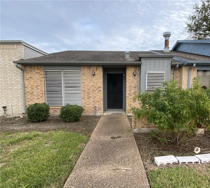 Unlock the potential of this amazing townhouse opportunity. A - photo 2