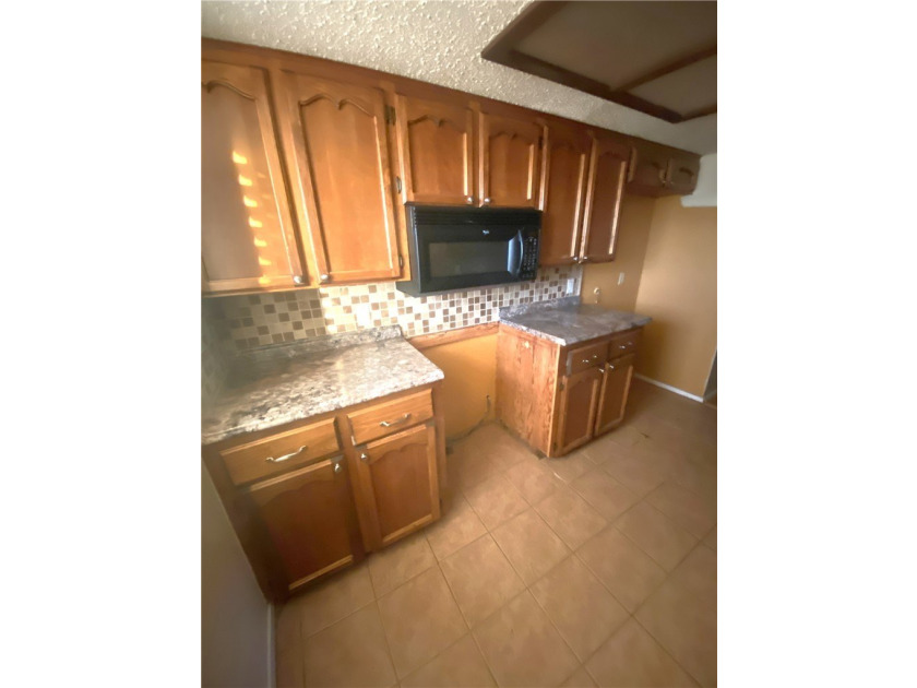 Unlock the potential of this amazing townhouse opportunity. A - photo 4