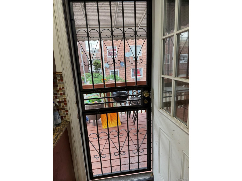 Welcome to this beautifully maintained one-dwelling home having - photo 20