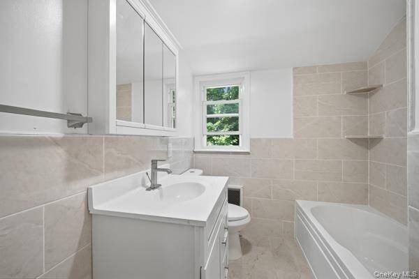 458 N Magee Street welcomes you to a 6br/,2bth DUPLEX, 2 updated - photo 27