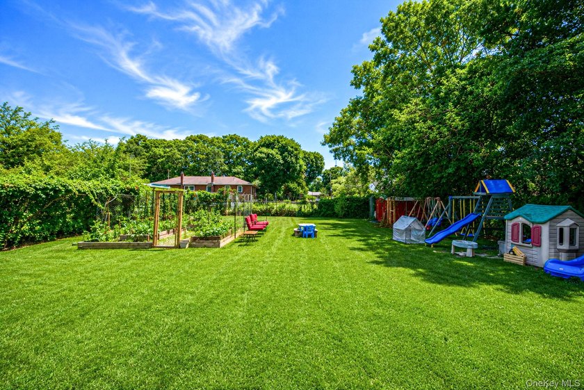 Welcome to this well-maintained three-bedroom, one-bathroom - photo 22