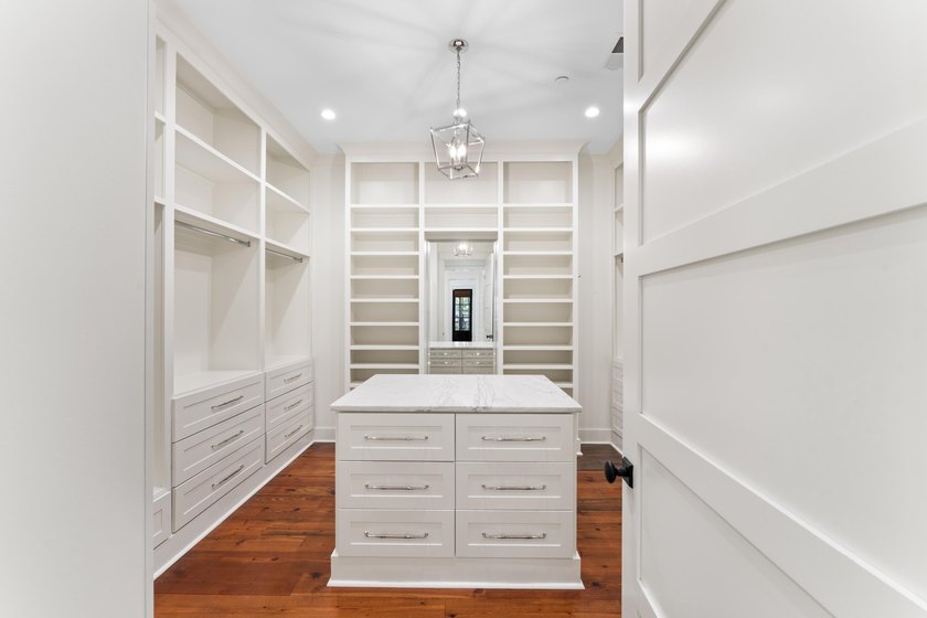 Welcome to your private sanctuary! This stunning estate resting - photo 22