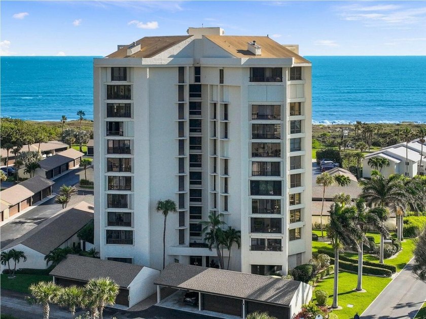 OCEAN VIEWS! Panoramic ocean views from this stunning 3 bedroom - photo 2