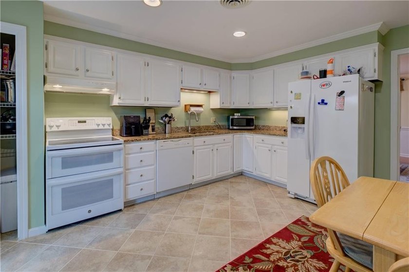 The lovely Pine Glen condo development is conveniently located - photo 25