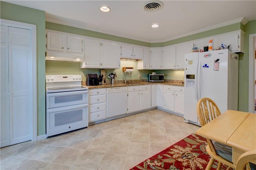 The lovely Pine Glen condo development is conveniently located - photo 27