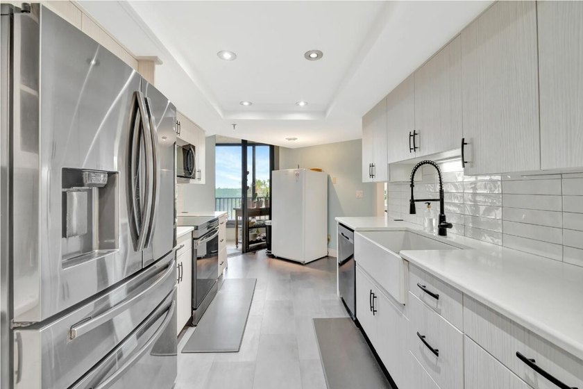OCEAN VIEWS! Panoramic ocean views from this stunning 3 bedroom - photo 8