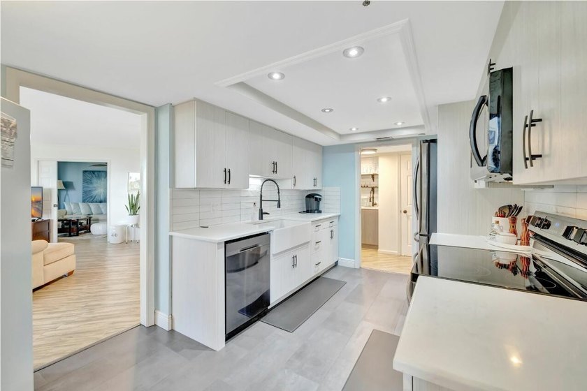 OCEAN VIEWS! Panoramic ocean views from this stunning 3 bedroom - photo 9