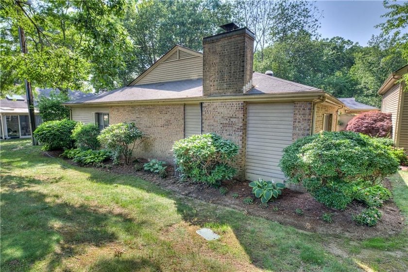 The lovely Pine Glen condo development is conveniently located - photo 43