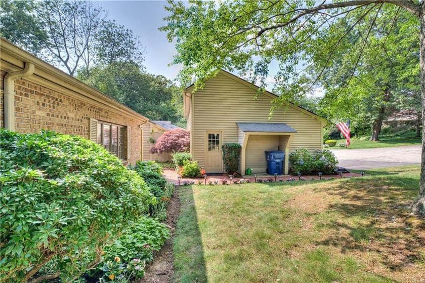 The lovely Pine Glen condo development is conveniently located - photo 48