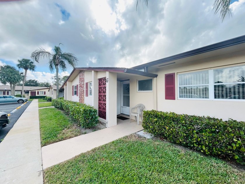 Elegantly decorated 2 bedroom 2 bath Villa located in the 55+ - photo 3