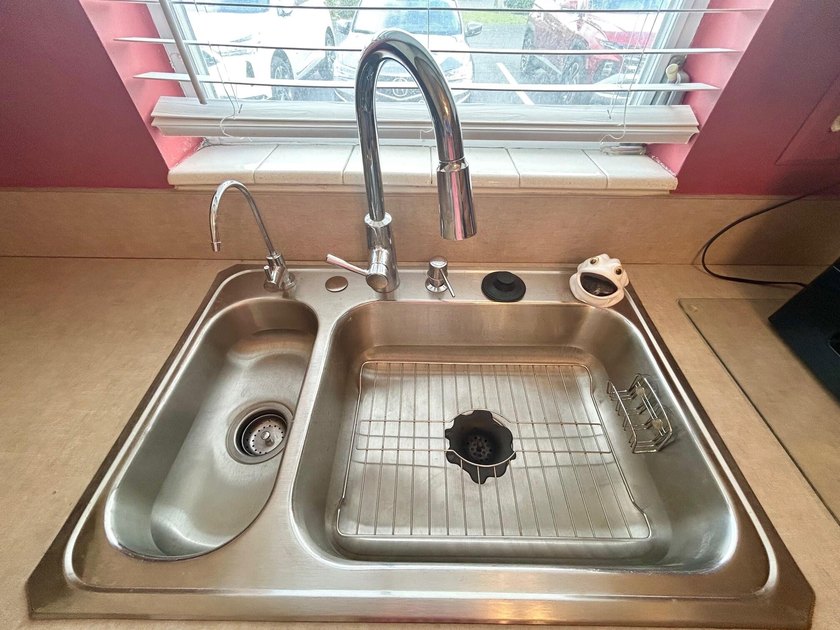 Elegantly decorated 2 bedroom 2 bath Villa located in the 55+ - photo 7