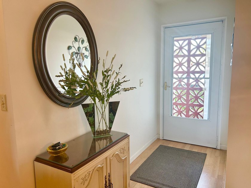 Elegantly decorated 2 bedroom 2 bath Villa located in the 55+ - photo 9