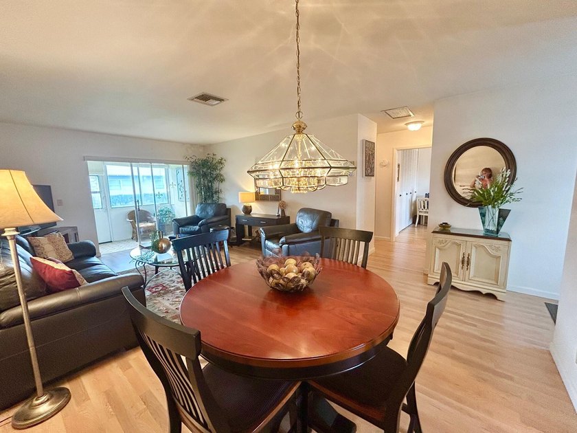 Elegantly decorated 2 bedroom 2 bath Villa located in the 55+ - photo 10