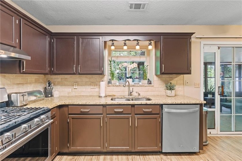 ONE OF A KIND WITH LAKE ACCESS AND A FULL SEPERATE APARTMENT - photo 6