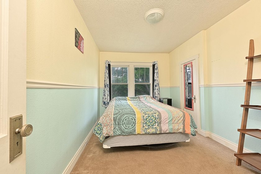 This is a very nice three-bedroom home with stainless steel - photo 12