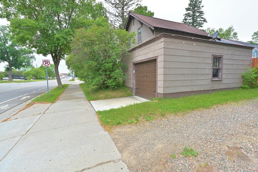 This is a very nice three-bedroom home with stainless steel - photo 15