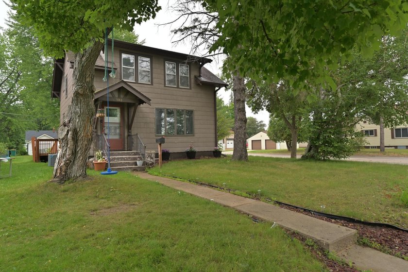 This is a very nice three-bedroom home with stainless steel - photo 18