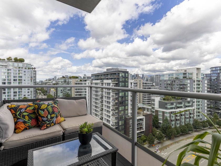 Perched on the coveted NW comer of the sub-penthouse level, this - photo 20
