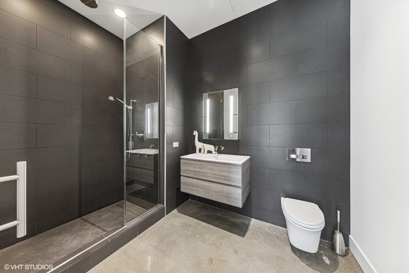 A Private West Loop Residence Designed for Those Who Expect More - photo 15