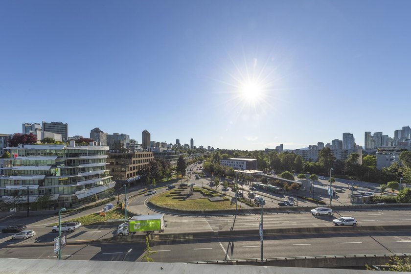 Looking for a sophisticated loft with iconic Vancouver views? - photo 24