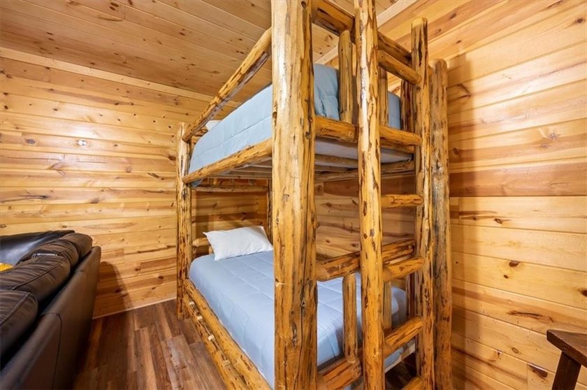 Stunning 3 bed 3 bath log cabin on 2.82 acres of serenity with a - photo 30