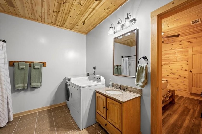 Stunning 3 bed 3 bath log cabin on 2.82 acres of serenity with a - photo 31