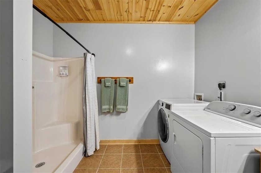 Stunning 3 bed 3 bath log cabin on 2.82 acres of serenity with a - photo 32