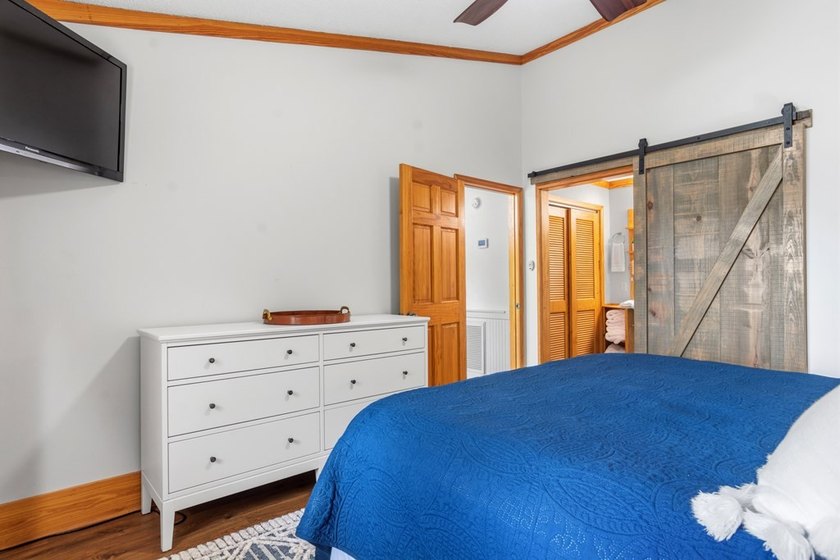 Don't miss this stunning lakefront log cabin on beautiful Lake - photo 50