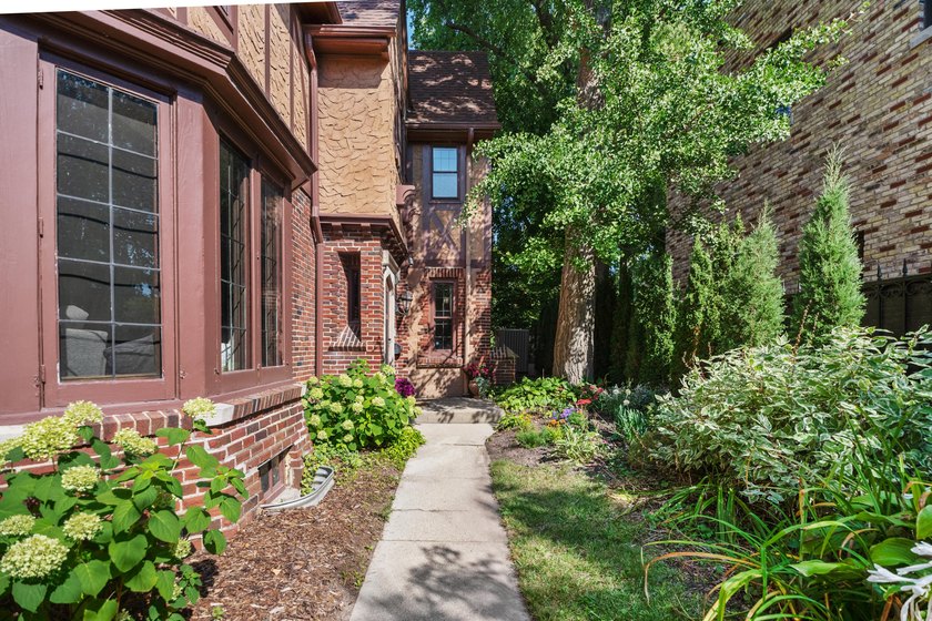 Set along one of Shorewood's most sought-after boulevards, this - photo 5