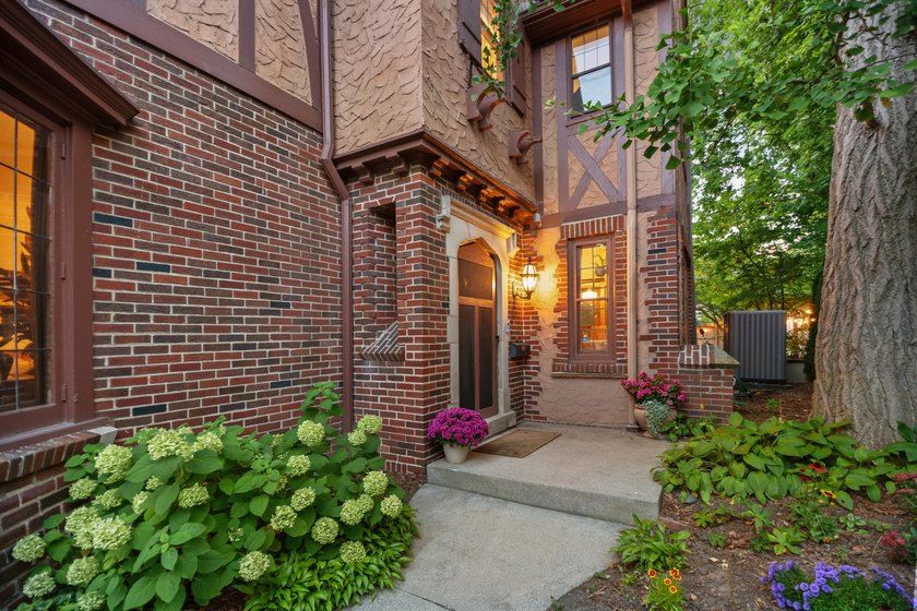 Set along one of Shorewood's most sought-after boulevards, this - photo 6