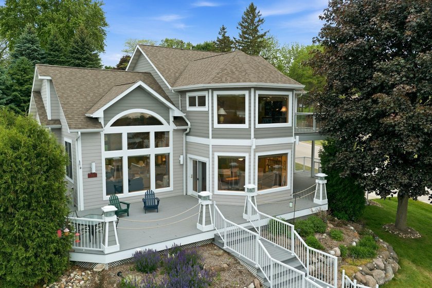 Discover luxury living at this stunning lakefront property - photo 4