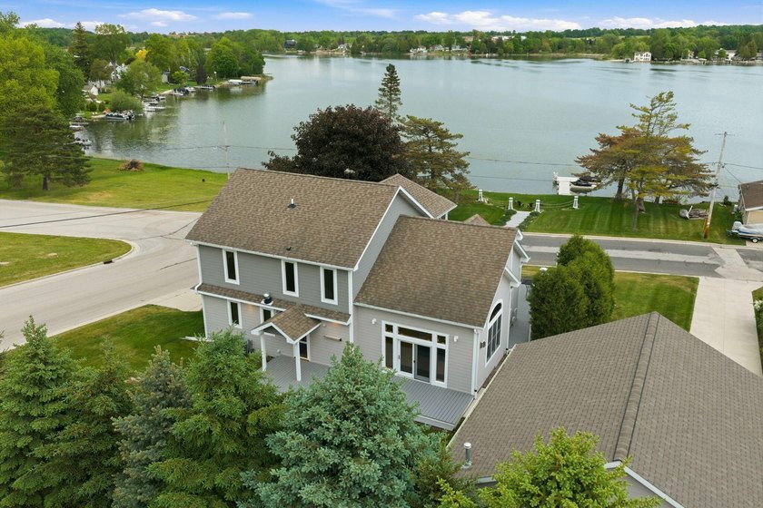 Discover luxury living at this stunning lakefront property - photo 5