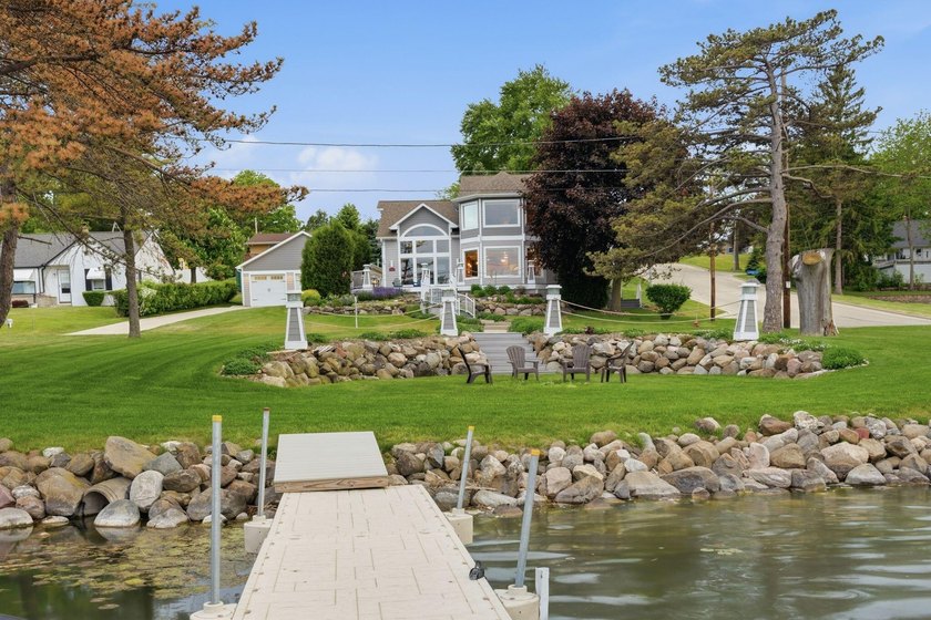 Discover luxury living at this stunning lakefront property - photo 6
