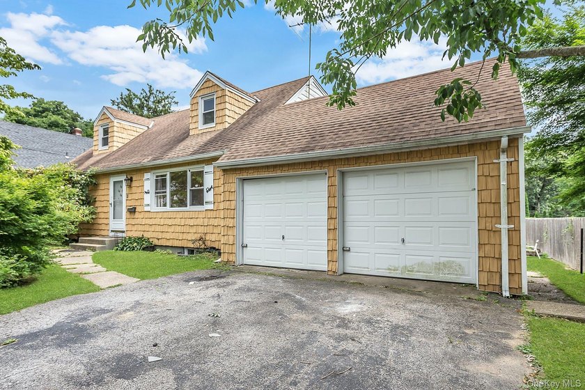 Sprawling &amp; Spectacular 5 Bedroom Home Offering 4 Full Baths - photo 2