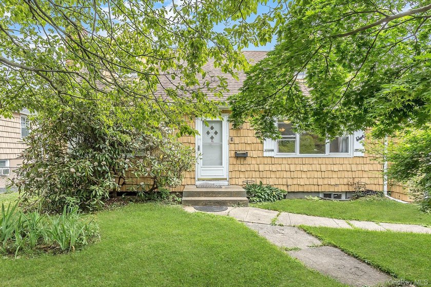 Sprawling &amp; Spectacular 5 Bedroom Home Offering 4 Full Baths - photo 3