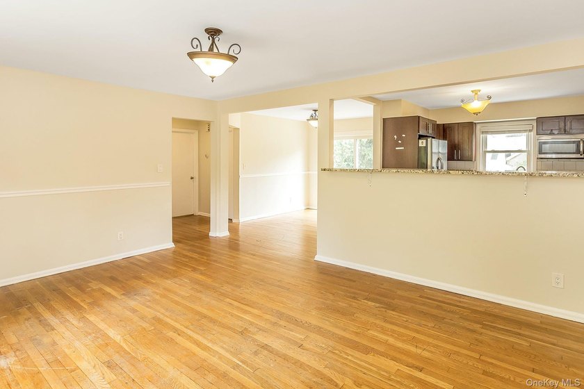 Sprawling &amp; Spectacular 5 Bedroom Home Offering 4 Full Baths - photo 6