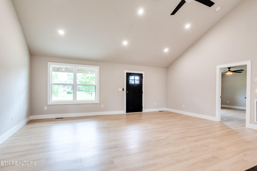Welcome to this beautiful brand-new 3 bedroom, 2 bathroom home - photo 11