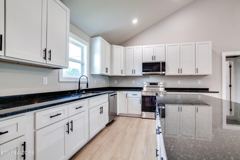 Welcome to this beautiful brand-new 3 bedroom, 2 bathroom home - photo 12