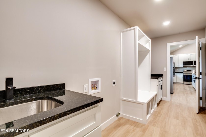Welcome to this beautiful brand-new 3 bedroom, 2 bathroom home - photo 21