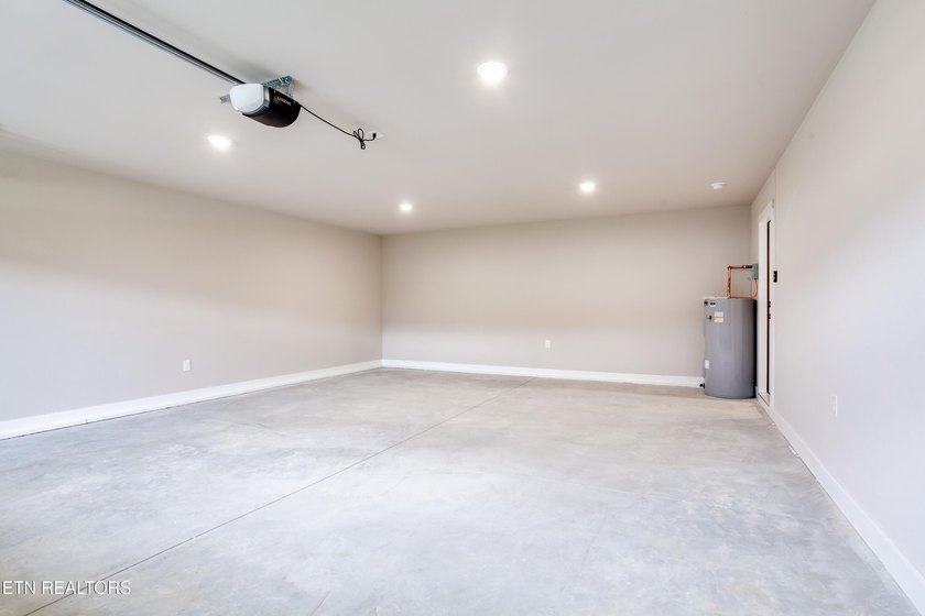 Welcome to this beautiful brand-new 3 bedroom, 2 bathroom home - photo 23
