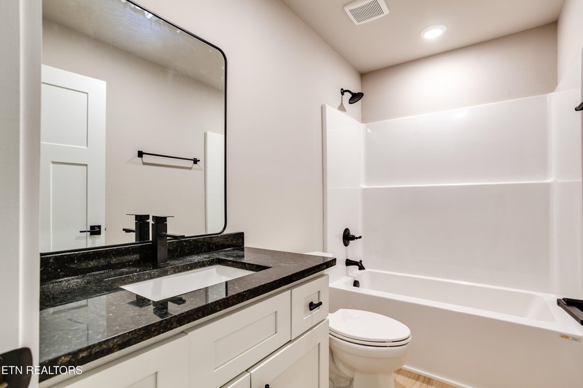 Welcome to this beautiful brand-new 3 bedroom, 2 bathroom home - photo 26