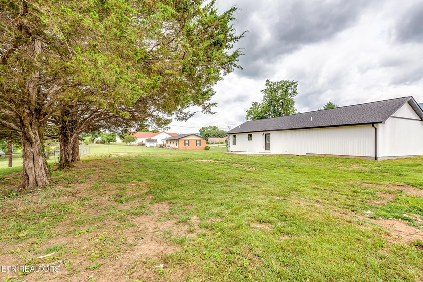 Welcome to this beautiful brand-new 3 bedroom, 2 bathroom home - photo 30
