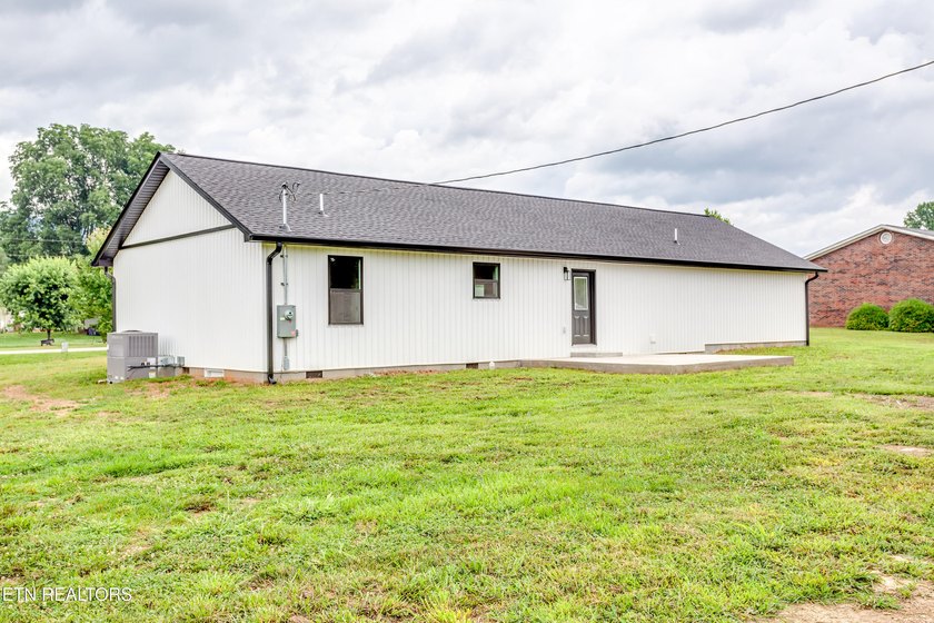 Welcome to this beautiful brand-new 3 bedroom, 2 bathroom home - photo 31
