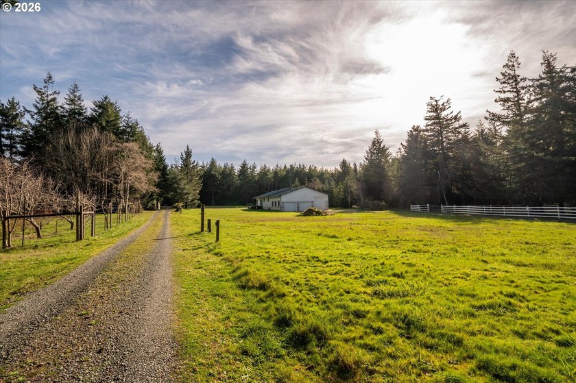 Just minutes from breathtaking beaches and the world-renowned - photo 43
